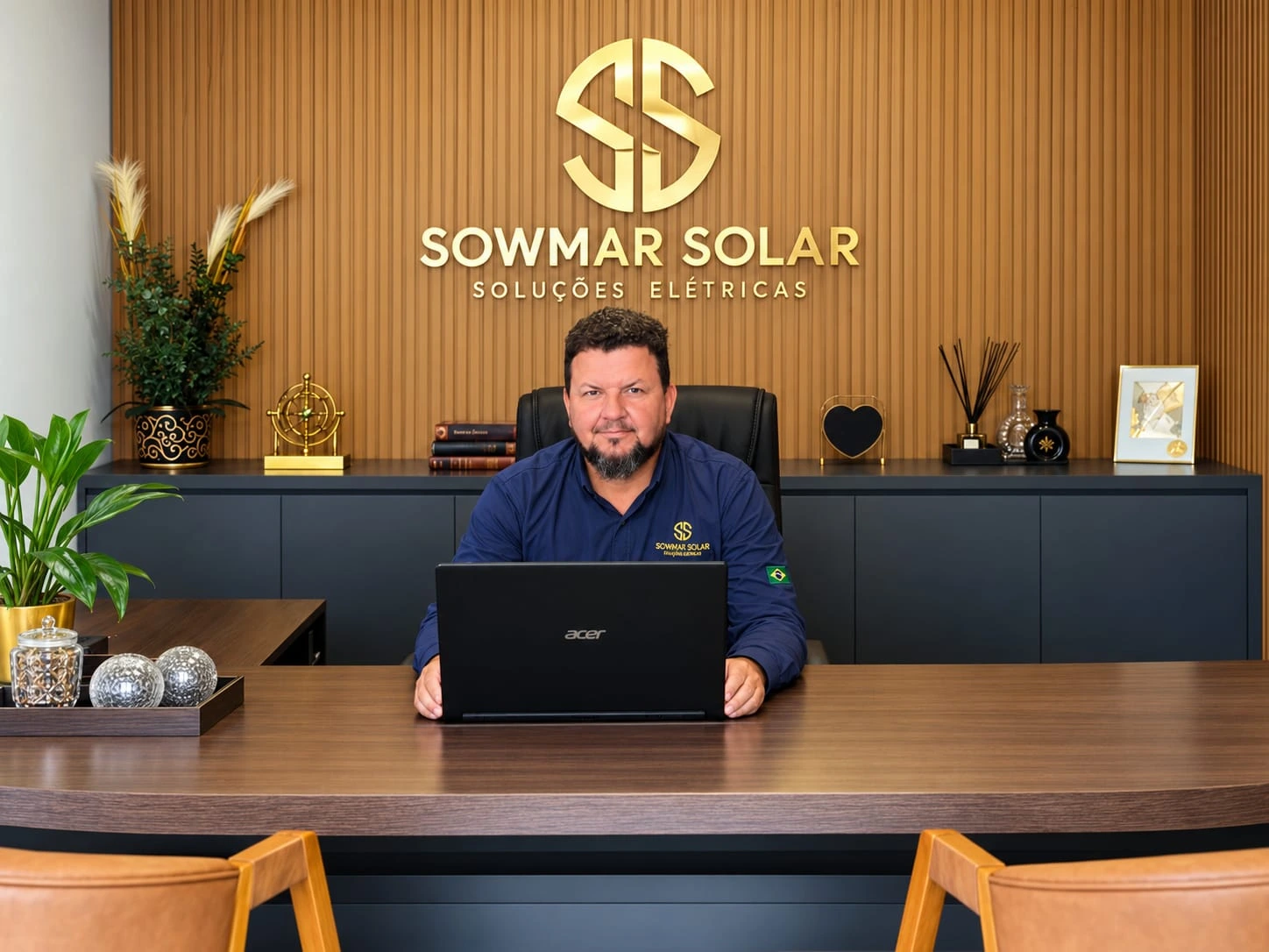 Representante da Sowmar Solar no escritório, com a logomarca ao fundo
